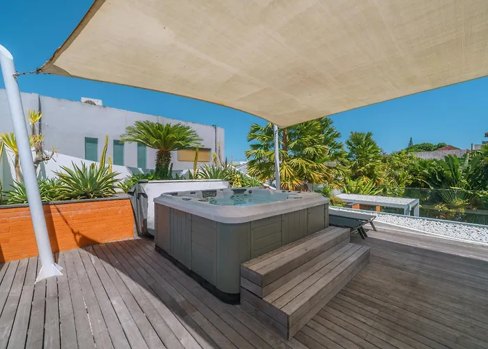 Villa Aless - Designer 4br With Sauna, Jacuzzi, Ice Bath, Gym & Rooftop Canggu