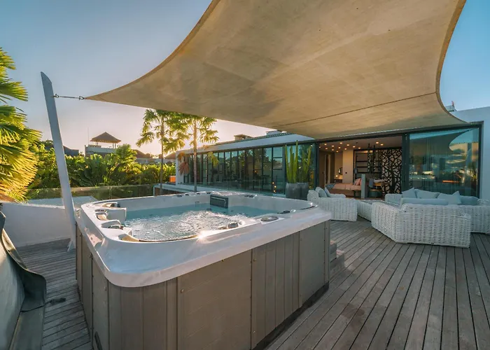Aless - Designer 4br With Sauna, Jacuzzi, Ice Bath, Gym & Rooftop Villa *